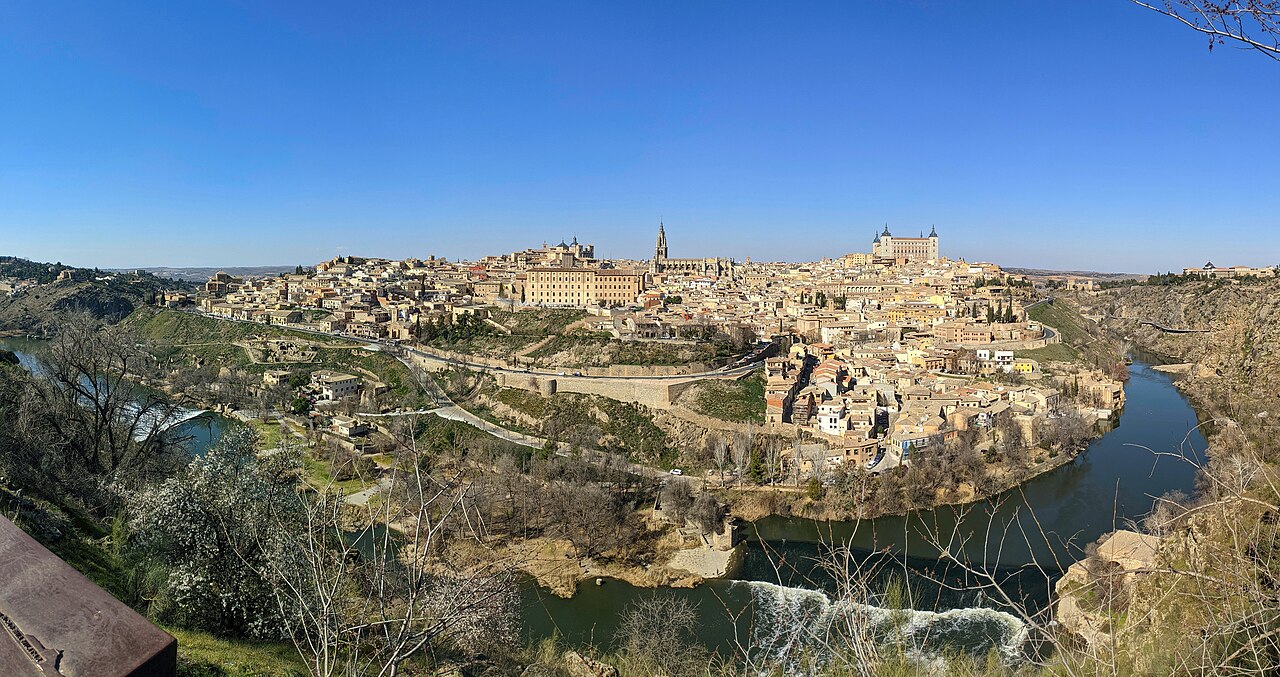 Panorámica del casco histórico de Toledo sobre el río Tajo, con la Catedral y el Alcázar